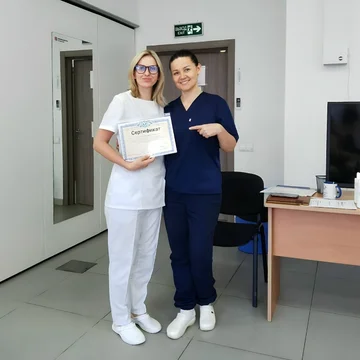 Фотография с обучения: Евгения с сертификатом